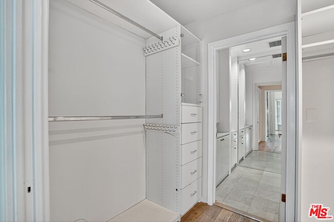 Building Photo - 2042 Linda Flora Dr