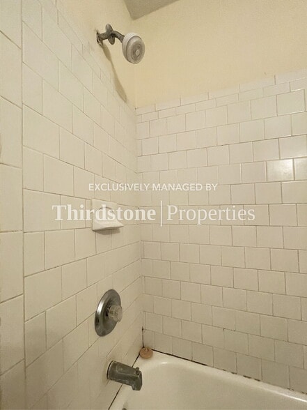 Building Photo - 485 E 44th St