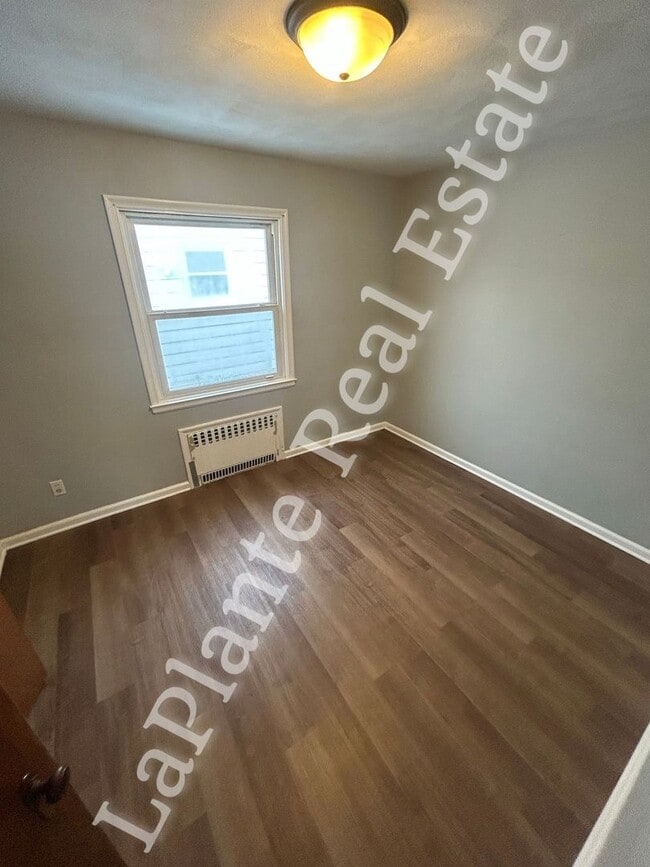 Building Photo - Cozy 2-Bed Home in Toledo