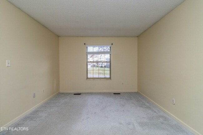 Building Photo - 1405 Wenlock Rd