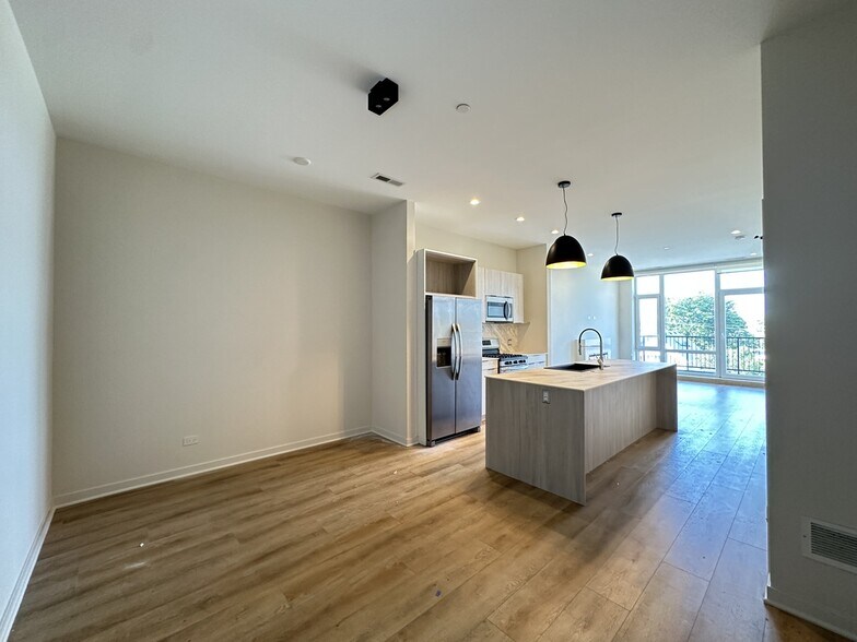 Building Photo - 6340 W Belmont Ave
