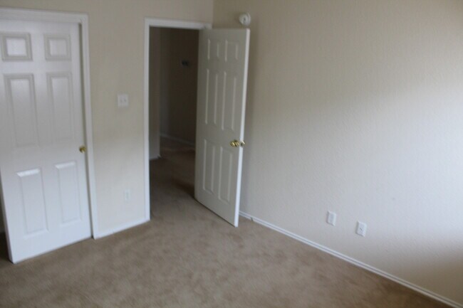 Building Photo - 3 bedroom, 2 bath house