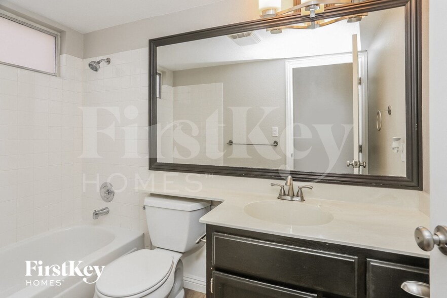 Building Photo - 2328 Brighton Shore St