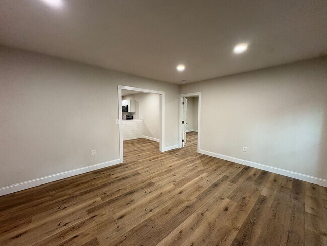 Building Photo - Modern Comfort & Convenient Living
