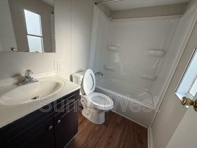 Building Photo - 529 Sunshine Dr