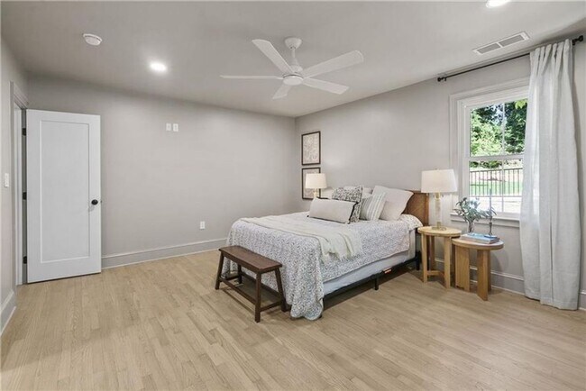 Building Photo - Designer Living with Charm in North Buckhead