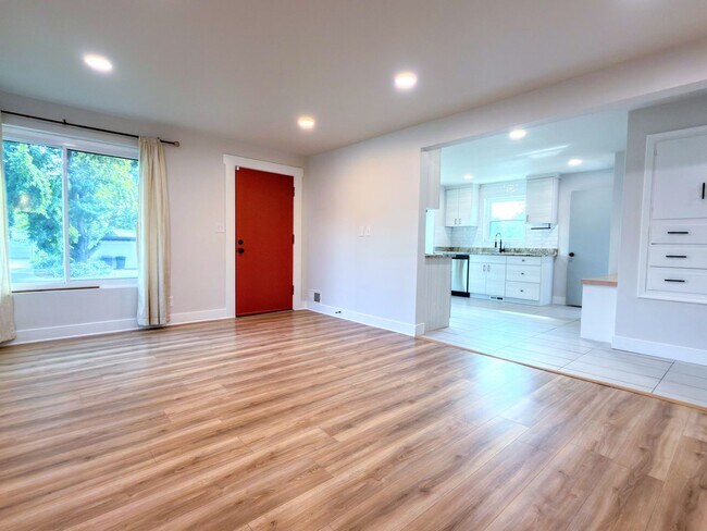 Building Photo - 1021 E Millbert Ave