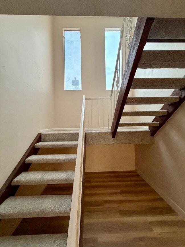 Building Photo - Cute Townhome