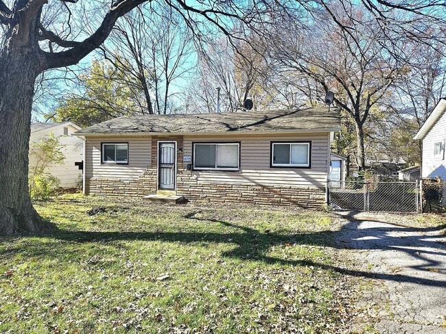 Primary Photo - Amazing 3 Bedroom 1 Bathroom Home