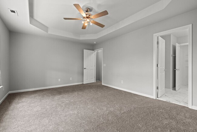 Building Photo - Fantastic end unit townhome: Available July 10th