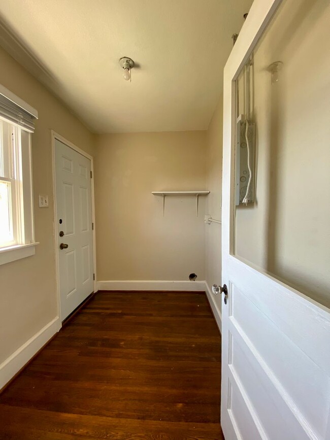Building Photo - 2 bed/1 bath Upstairs Duplex with Private ...