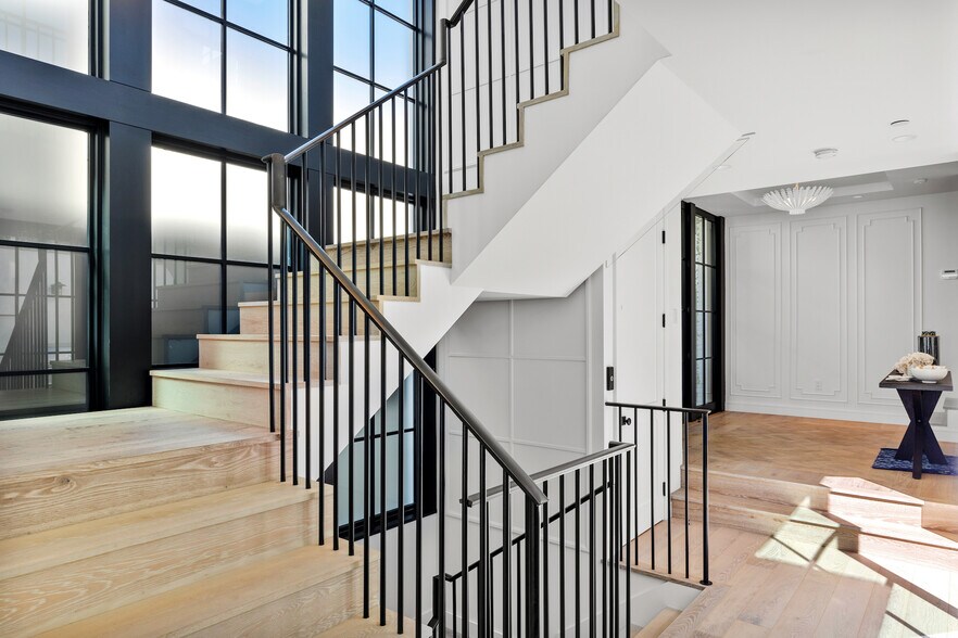 Building Photo - 2428 The Strand