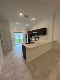 Building Photo - NEWER Duplex 4 Bed 2 bath on Cul-de-sac!!!