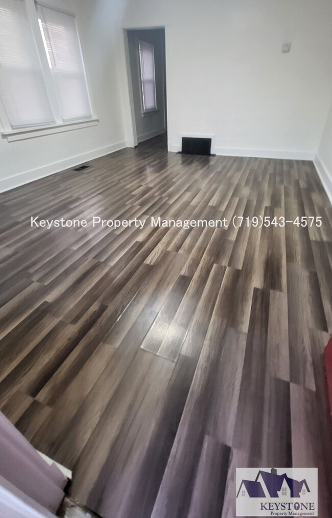 Building Photo - $425 OFF Special! Small Dog Allowed! 1 Bedroom/1 Bathroom/1 Car Garage for Storage  $875/$875