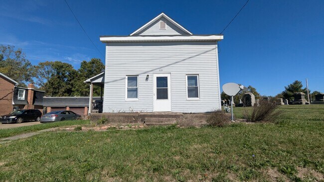 Building Photo - 223 E Maple St