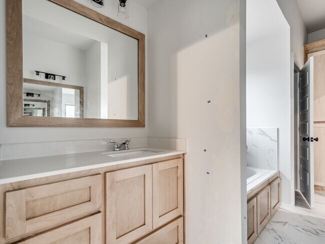 Building Photo - Newer Home in Moore!