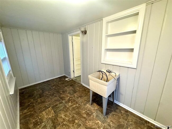 Building Photo - 14570 Lappin St