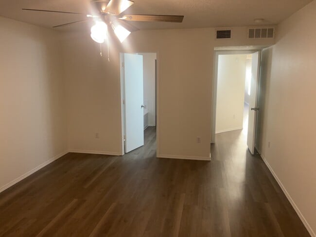 Building Photo - 10428 Pamplona St NW