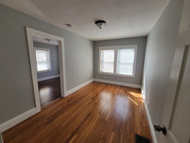 Building Photo - 994 River St