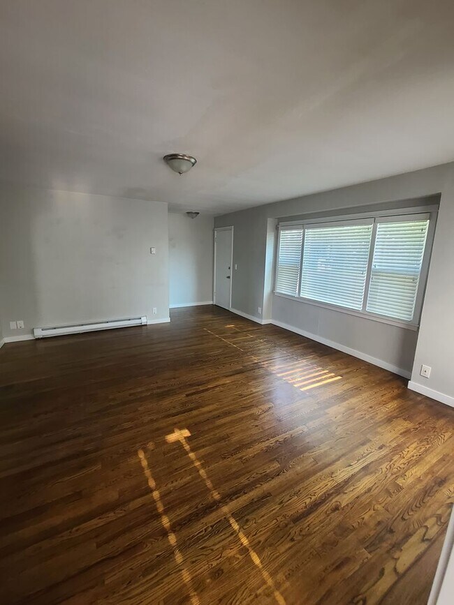 3 Bedroom 2 Bath House MOVE IN SPECIAL. 221 SW Rainbow Ave Dallas OR