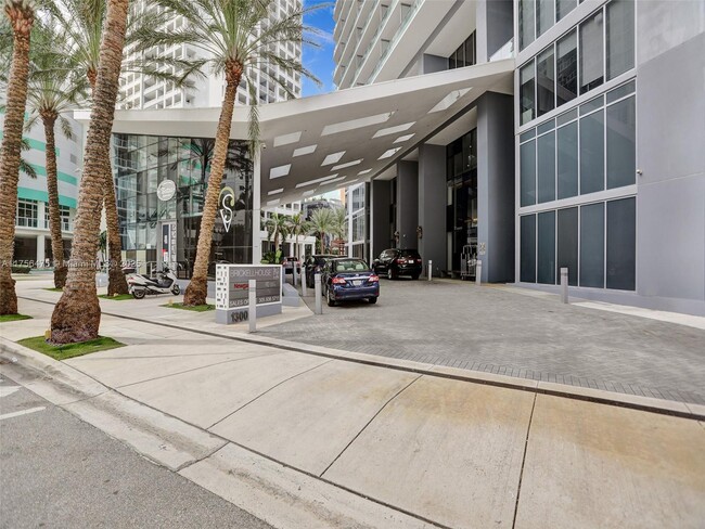 Building Photo - 1300 Brickell Bay Dr