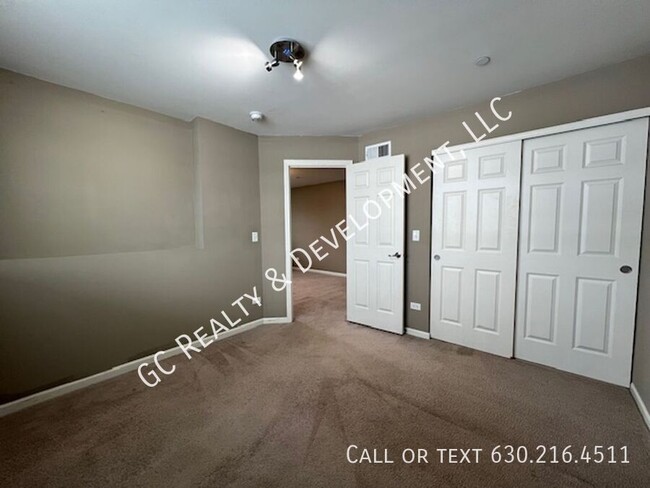 Building Photo - *** BACK ON MARKET / END UNIT TOWNHOUSE / ...