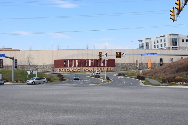 Building Photo - 2500 Eastbourne Dr