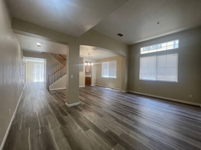 Building Photo - Beautiful 4 Bedroom Close to Downtown Brentwood!