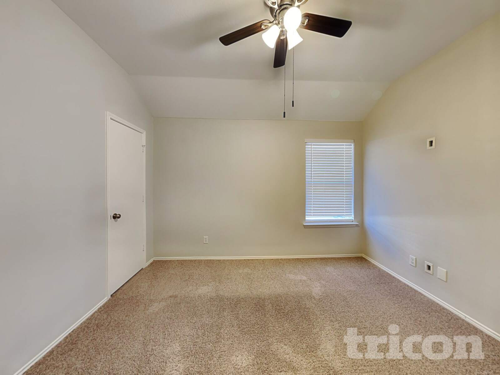 Building Photo - 1615 Hillside Dr