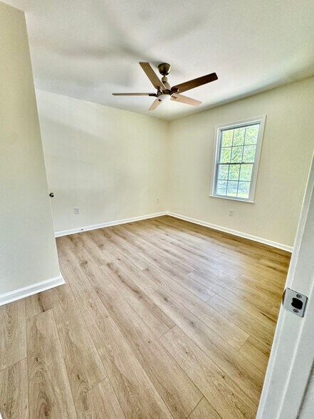 Building Photo - 680 Navarre Dr