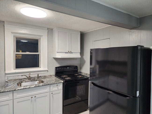 Building Photo - 227 Providence St