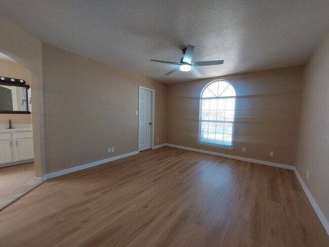 Building Photo - 4 BEDROOM 3 BATHROOM HOME! fully remodeled...