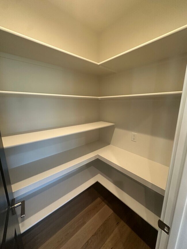 Building Photo - 6 months lease//Riverstone: Gated Communit...