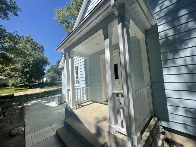 Building Photo - 616 Illinois St