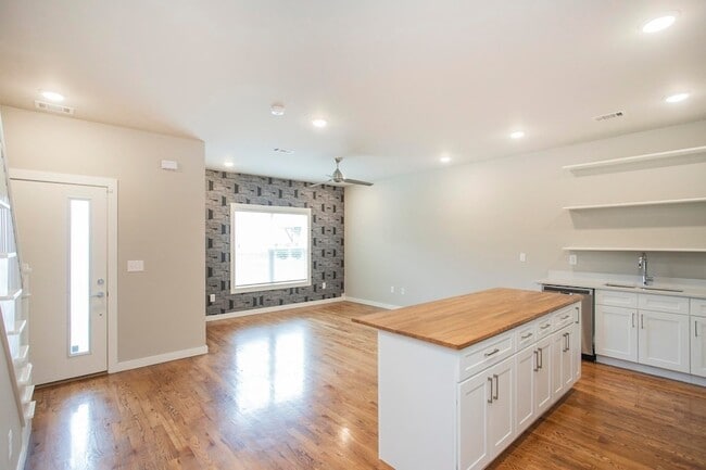 Building Photo - 3637 Hydes Ferry Rd