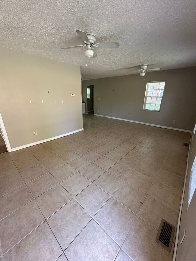 Building Photo - 115 Pindal Rd