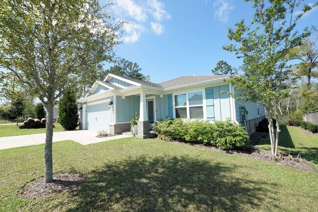 Building Photo - Central Freeport Location with Community Pool