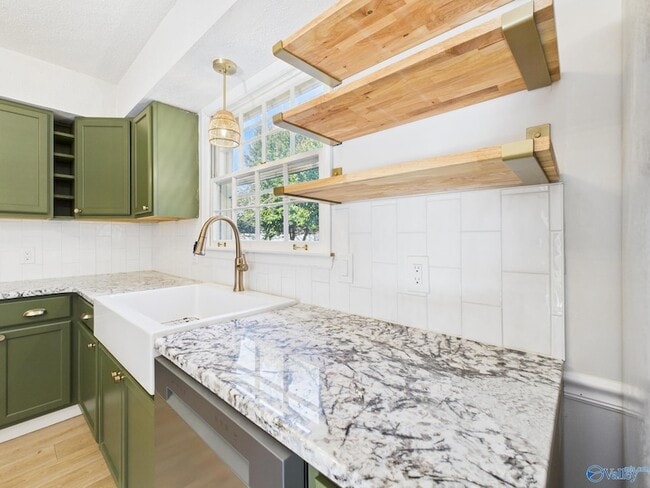 Building Photo - 2521 Lancelot Dr SE