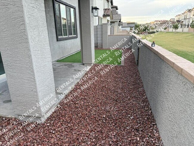 Building Photo - 4533 S Mole