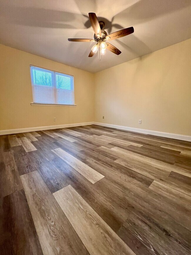 Building Photo - Stunning 2nd Floor Apartment in Telford! Parking Spot Included!