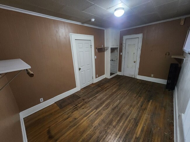 Building Photo - 415 NE Oak St