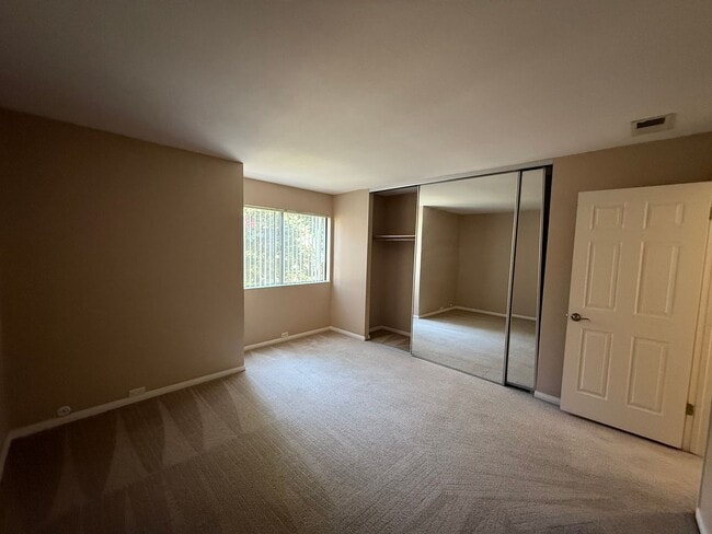 Building Photo - 2 bed 2 bath upstairs condo available to m...