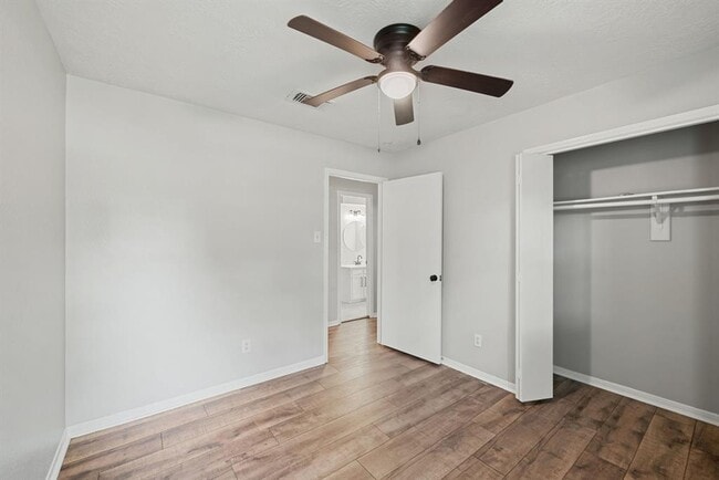 Building Photo - 801 Thornwood Dr