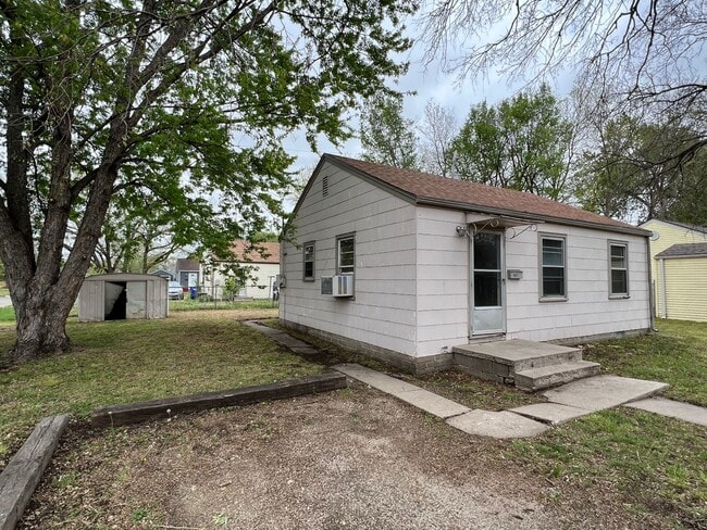 Building Photo - Corner Lot 2 Bedroom 1 bath new Hardwood f...