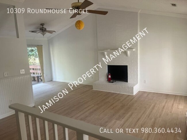 Building Photo - 10309 Roundhouse Cir