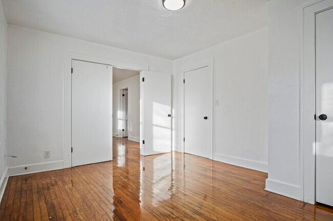 Building Photo - 1524 NE 8th St