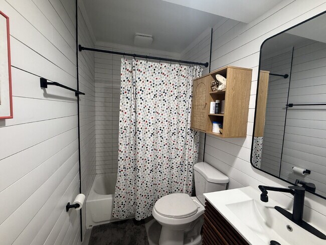 Building Photo - AVAILABLE EARLY JULY:  UPDATED 2 BEDROOM 1...