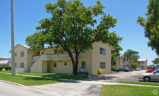 Building Photo - Colonial Park