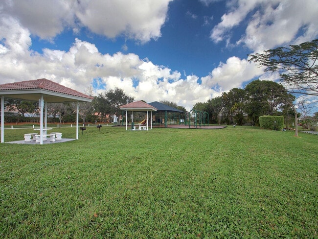 Building Photo - 4740 SW 12th Pl