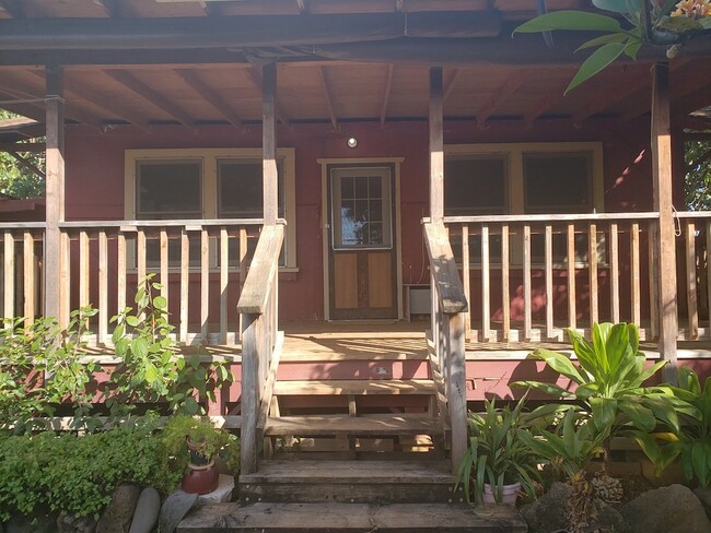 Building Photo - Two Bedroom Home in Beautiful Makaha